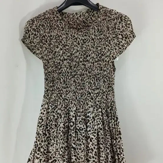 [BUNJANG] Leopard Print Smocked Pleated Short Sleeve Blouse / 호피무늬 스모킹 플리츠 반팔 블라우스 (새상품)