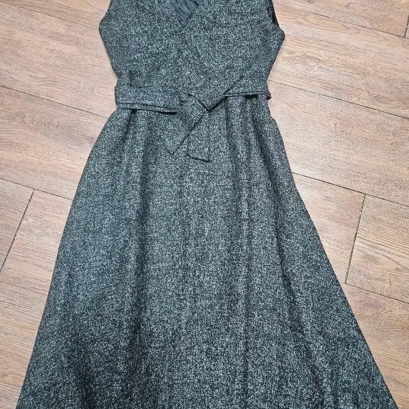 [BUNJANG] V-neck Belted Flare Wool Dress / 새상품) 브이넥 벨트 플레어 모직 원피스 판매합니다