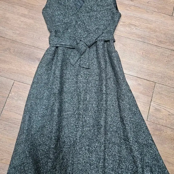 [BUNJANG] V-neck Belted Flare Wool Dress / 새상품) 브이넥 벨트 플레어 모직 원피스 판매합니다