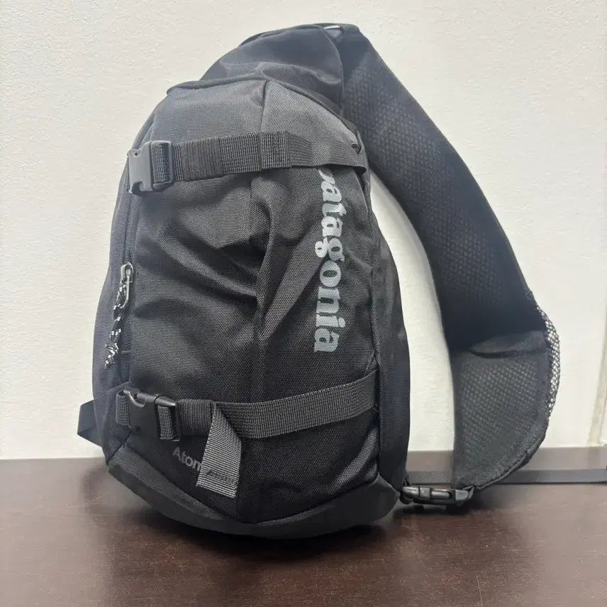 [BUNJANG] Patagonia Atom 8L Sling Bag Black / 파타고니아 아톰 8L 슬링백 블랙/ 새 상품