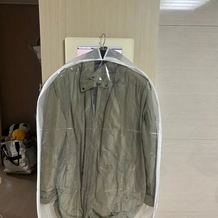 [BUNJANG] Stone Island Khaki Men's Bomber Jacket / 스톤아일랜드 카키색 남성 봄버 자켓