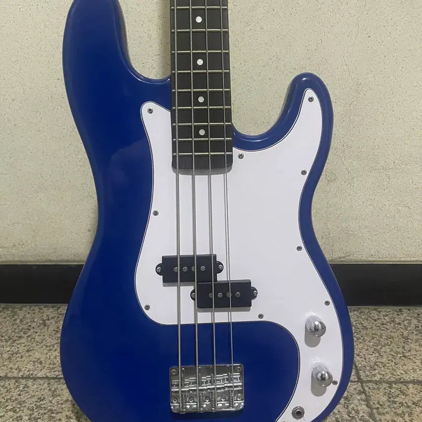 [BUNJANG] Beautiful Blue Bass Guitar / 이쁜 베이스기타 기타