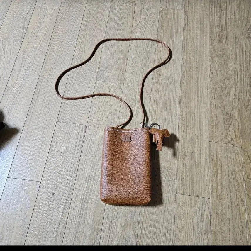 [BUNJANG] Brown Mini Crossbody Bag with Elephant Keyring / 브라운 미니 크로스백 코끼리 키링 포함