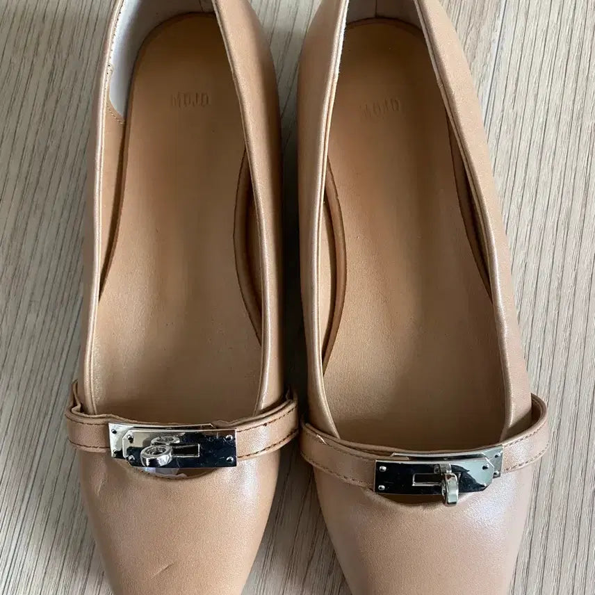 [BUNJANG] Beige Strap Flat Shoes / [브랜드명 없음] 베이지색 스트랩 플랫슈즈