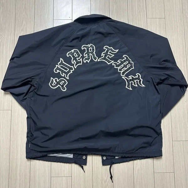 [BUNJANG] Supreme Old English Arc Coach Jacket Black FW25 / 슈프림 올드 잉글리시 아크 코치 자켓 블랙 - 25FW