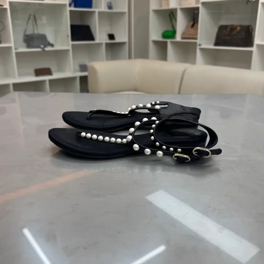 [BUNJANG] Chanel CC Logo Leather Pearl Double Strap Sandals Slippers / 샤넬 CC 로고 레더 진주 더블 스트랩 샌들 슬리퍼