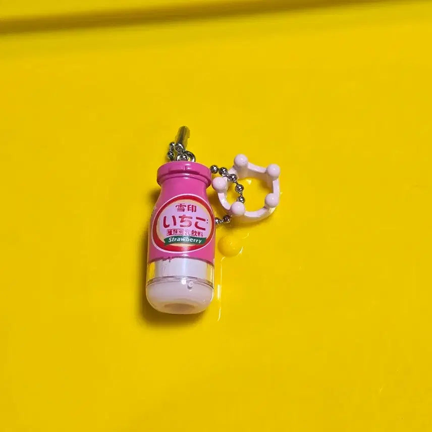 [BUNJANG] Strawberry Milk Bottle Gacha Keyring / 딸기우유병 가챠 키링