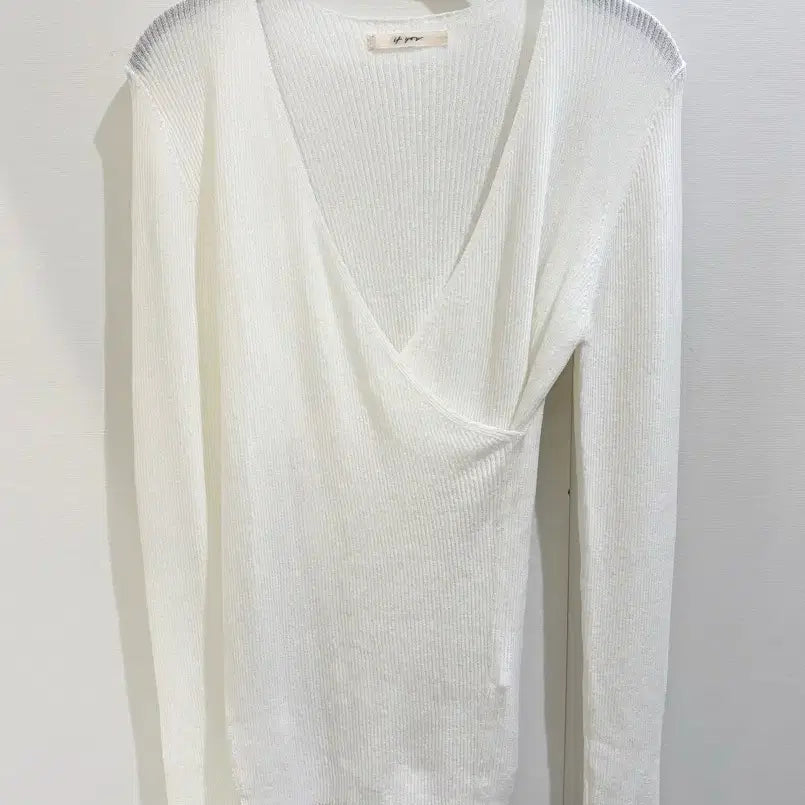 [BUNJANG] White V-Neck Knit - Lightweight Transitional Sweater / 화이트 브이넥 니트 / 새상품 미착용 / 간절기 데일리 니트