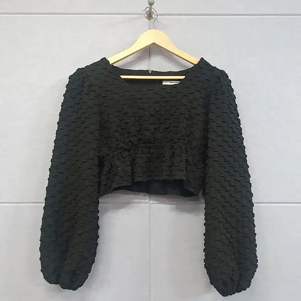 [BUNJANG] SOMETHING Black Textured Puff Sleeve Crop Blouse / #SOMETHING 블랙 텍스처 퍼프 소매 크롭 블라우스