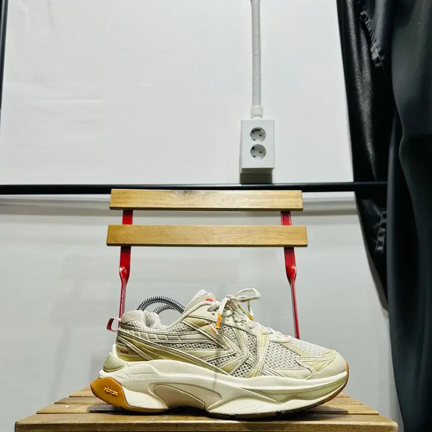 [BUNJANG] Kodak Chromeballt Ivory Vibram Sneakers / 260) 코닥 운동화 남성 남자 신발 크롬볼트 아이보리 비브람