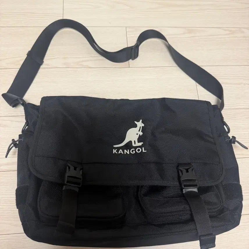 [BUNJANG] Kangol Black Messenger Bag / 캉골 블랙 메신저백