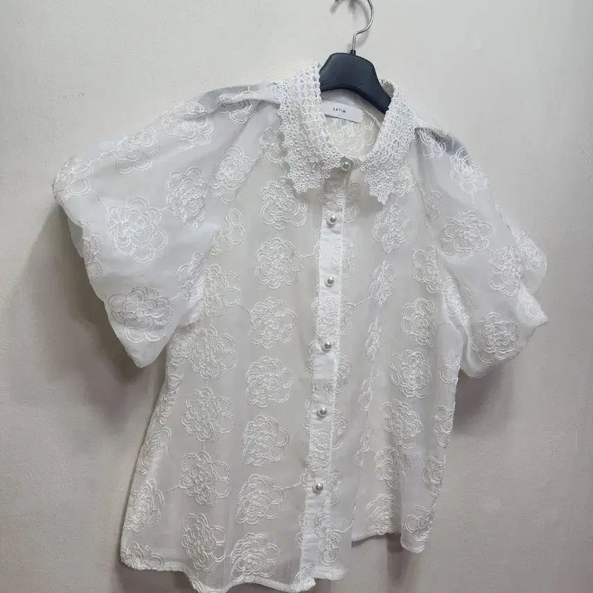 [BUNJANG] Satin Embroidered Puff Blouse / 26년 샤틴 자수 퍼프 블라우스