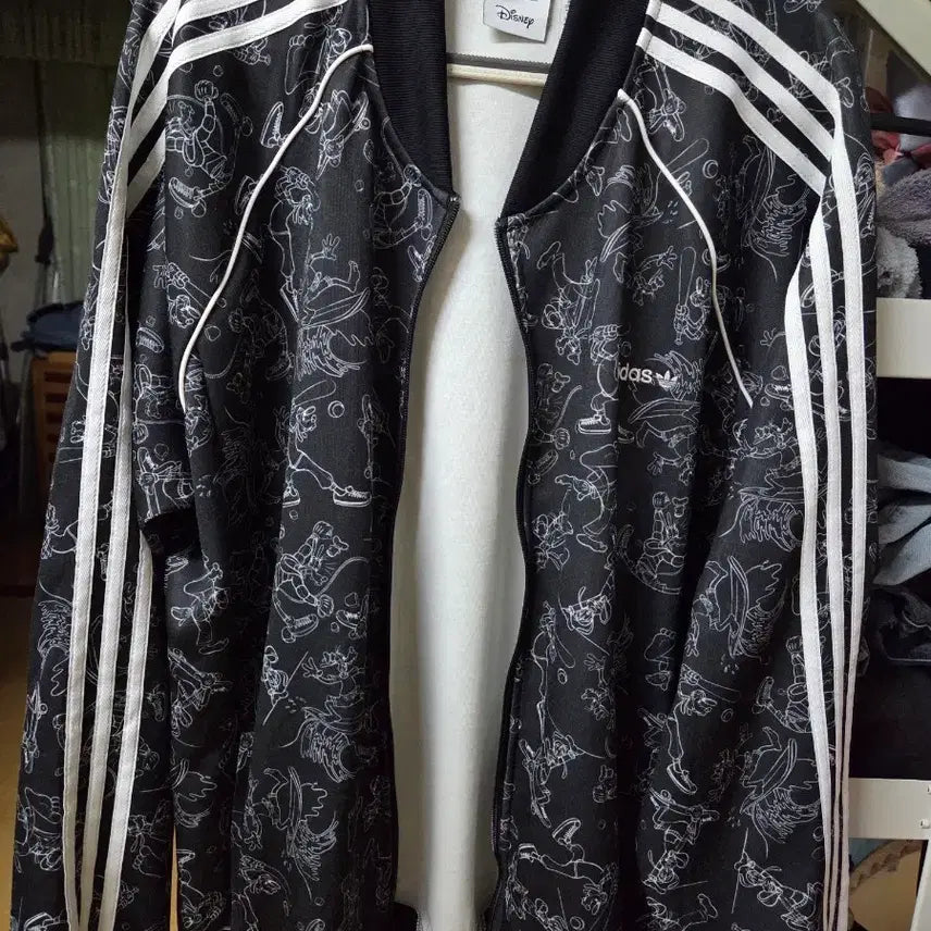 [BUNJANG] Adidas x Disney Collaboration Goofy Pattern Track Top Jacket / [초레어] 아디다스X디즈니 콜라보 구피 패턴 트랙탑