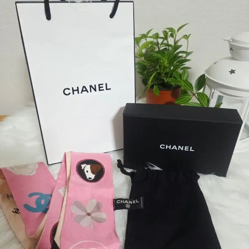 [BUNJANG] Chanel Silk Scarf with Pink Dog Pattern / 샤넬 스카프 핑크 강아지 패턴