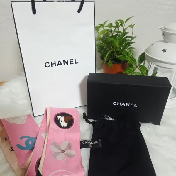 [BUNJANG] Chanel Silk Scarf with Pink Dog Pattern / 샤넬 스카프 핑크 강아지 패턴