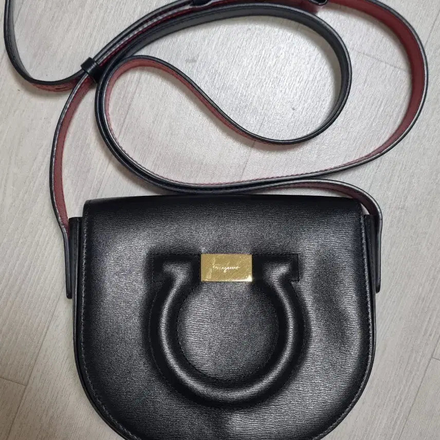 [BUNJANG] Salvatore Ferragamo Crescent Bag / 페레가모 반달가방