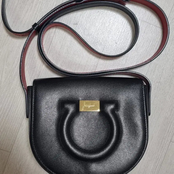 [BUNJANG] Salvatore Ferragamo Crescent Bag / 페레가모 반달가방