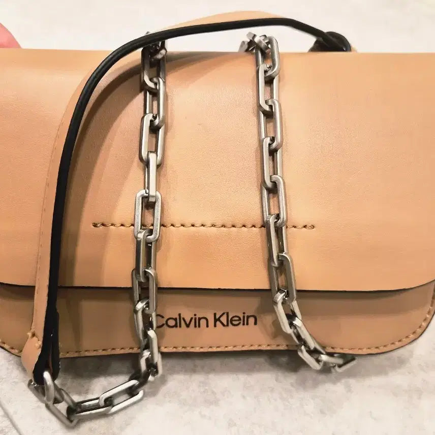[BUNJANG] Calvin Klein Women's Chain Strap Shoulder Bag Beige / 캘빈클라인 여성 숄더백 베이지색 체인 스트랩