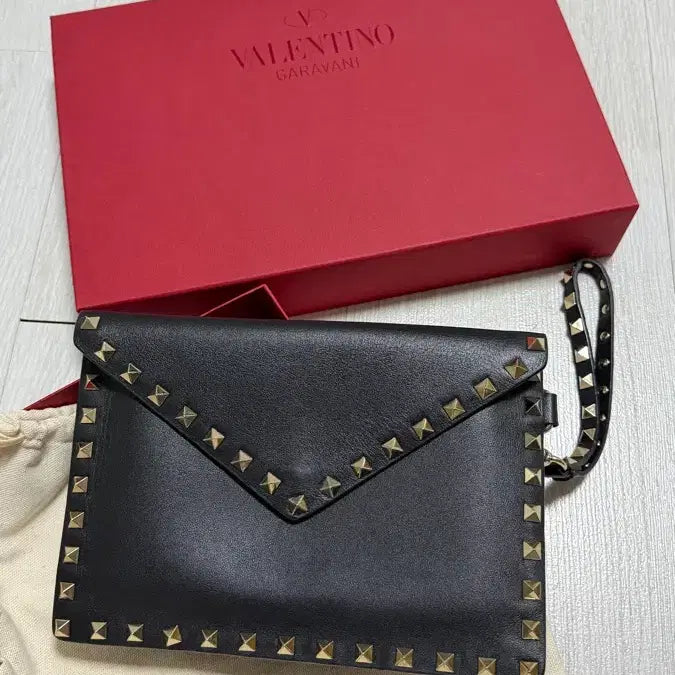 [BUNJANG] Valentino Rockstud Clutch / 발렌티노  락스터드 클러치