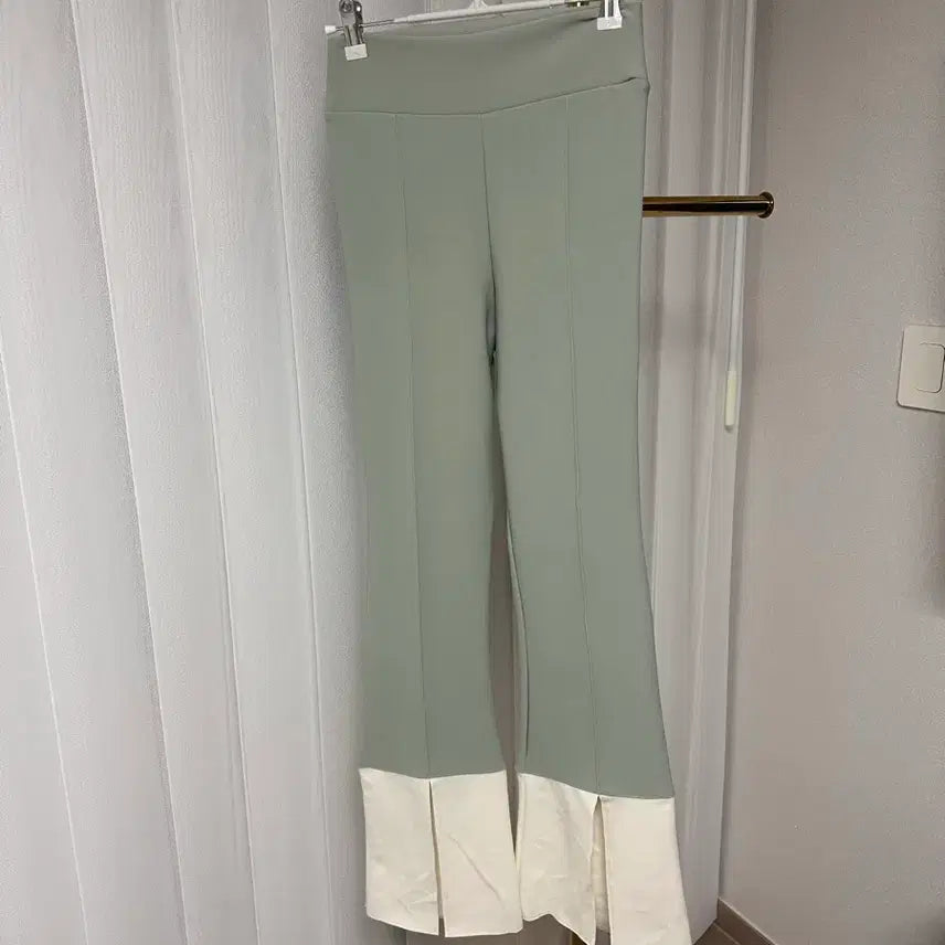 [BUNJANG] Mint Bootcut Pants / 민트색 부츠컷 새상품