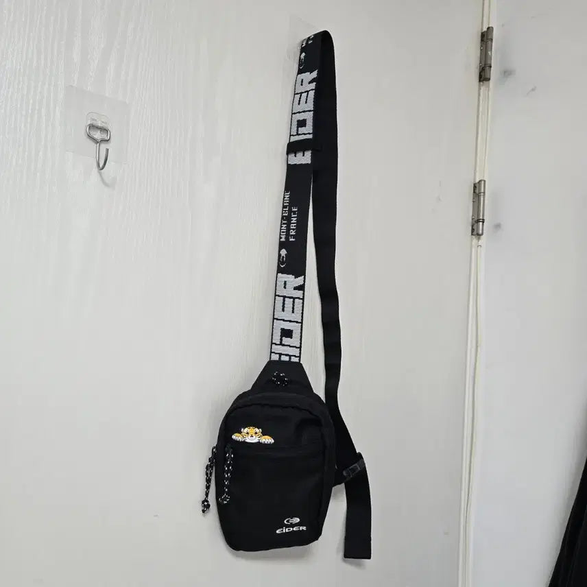 [BUNJANG] Eider Black Tiger Patch Crossbody Bag / EIDER 에이더 블랙 호랑이 패치 크로스백