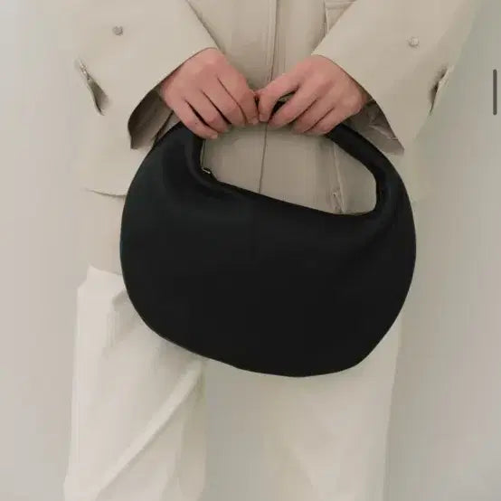 [BUNJANG] Lott Halfmoon Leather Tote Bag / 로트 하프문 가죽 토트백