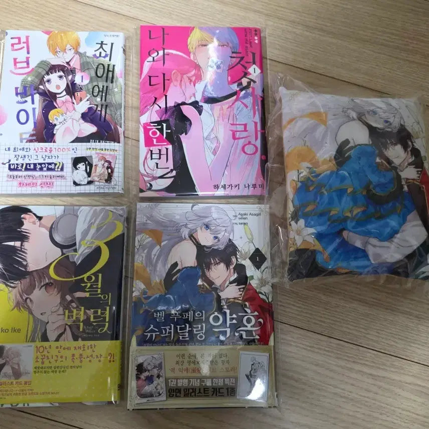 [BUNJANG] Romance Manga 4 Volumes + Mini Cushion Bundle Set (First Edition, Bonus Included) / [초판/특전포함] 순정만화 4권 + 미니쿠션 일괄 세트