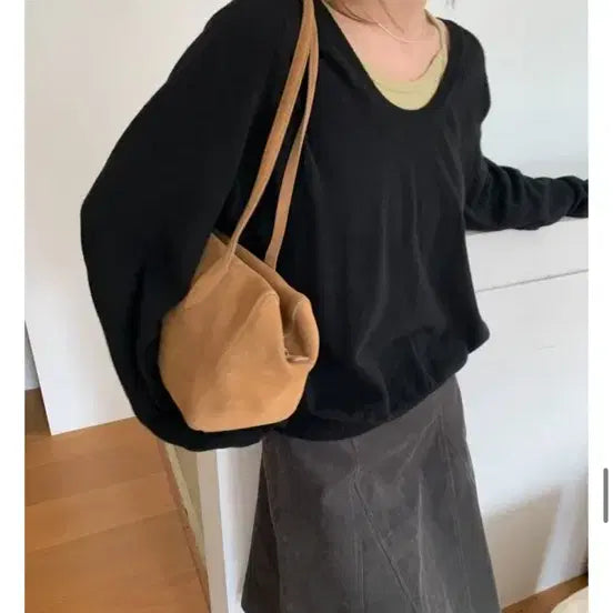 [BUNJANG] Wellow Deep U-Neck Knit Black / 웰로우 딥 유넥 니트