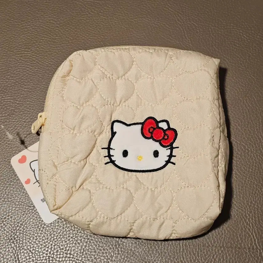 [BUNJANG] Daiso Hello Kitty Heart Quilting Square Pouch / 다이소 헬로키티 하트 퀼팅 사각 파우치