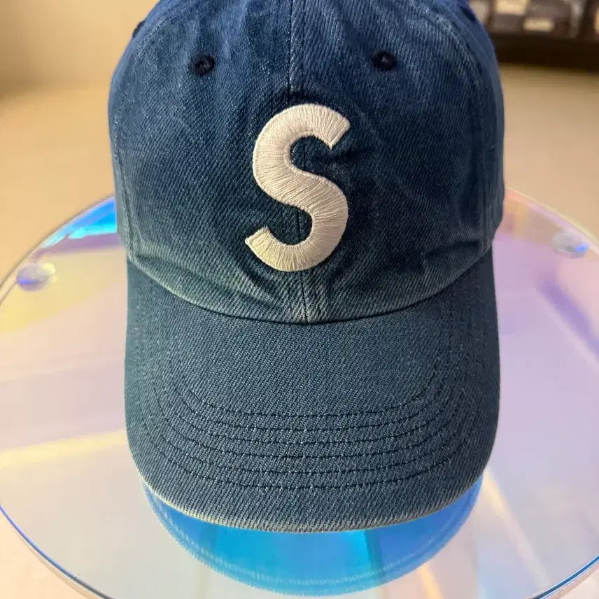 [BUNJANG] Supreme Pigment S Logo 6-Panel Denim Hat (24FW) / 슈프림 피그먼트 S 로고 6-패널 데님 (24FW) 새상품