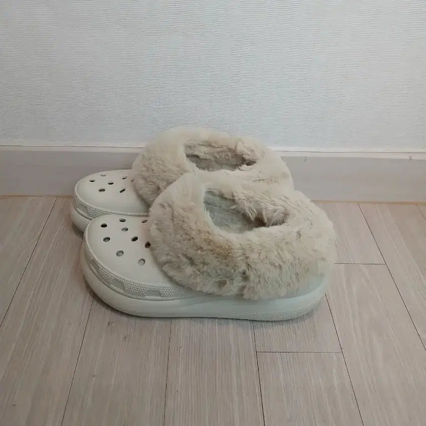 [BUNJANG] Crocs Mammoth Luxe Fur Clog / 크록스 맘모스 럭스 털 클로그 240