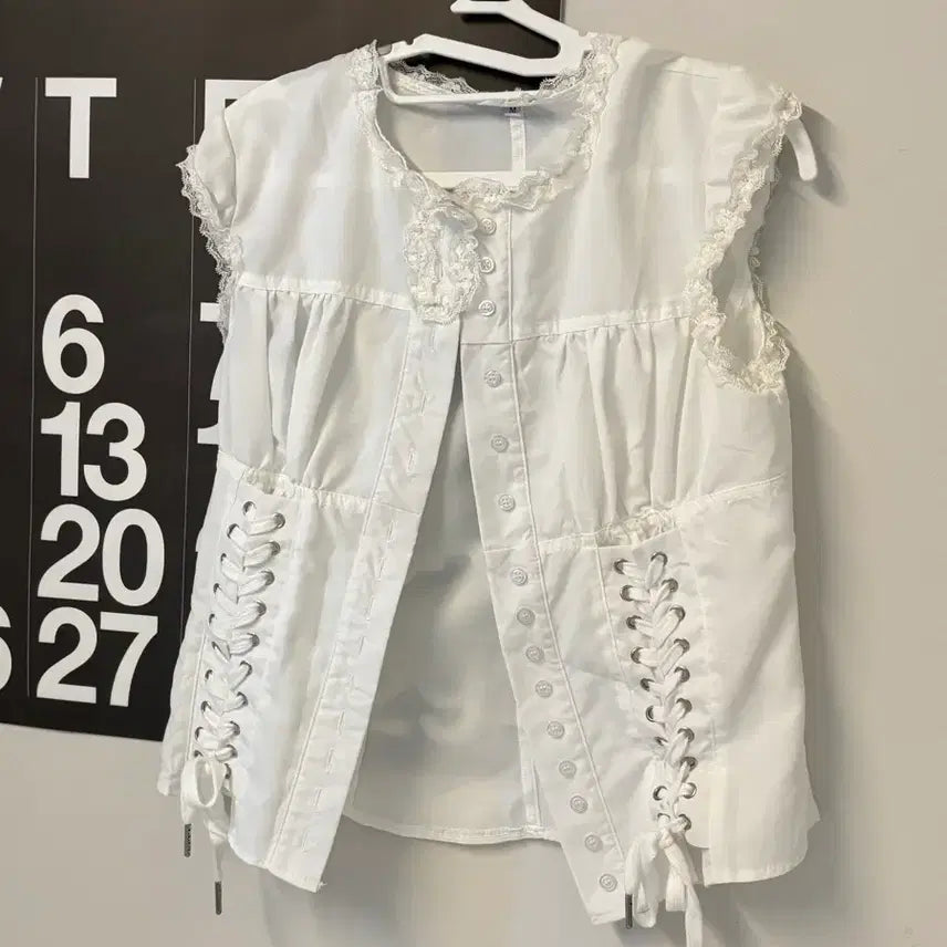 [BUNJANG] Vintage Eyelet Cap Sleeve Lace Strap Blouse / 빈티지 느낌 아일렛 캡소매 레이스 스트랩 반팔 블라우스
