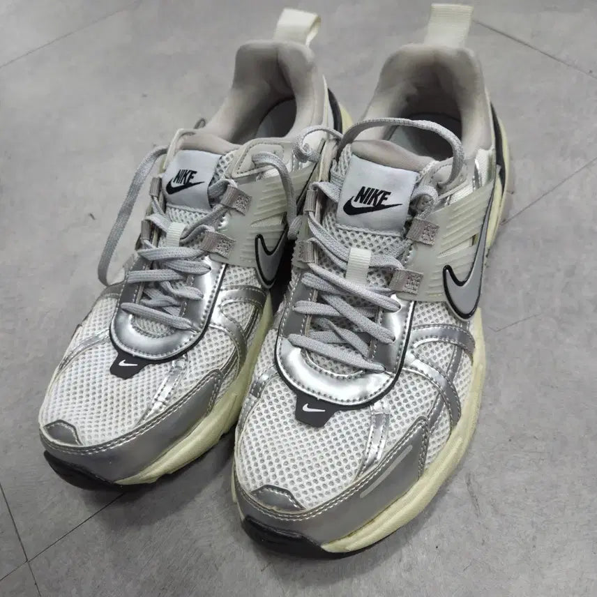 [BUNJANG] Nike V2K Run Summit White Metallic Silver / 나이키 V2K 런 서밋 화이트 메탈릭 실버 265