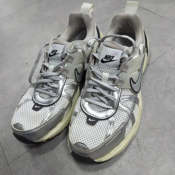 [BUNJANG] Nike V2K Run Summit White Metallic Silver / 나이키 V2K 런 서밋 화이트 메탈릭 실버 265