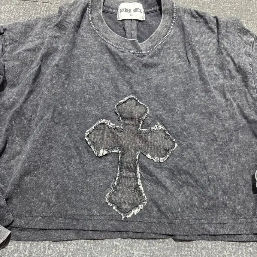 [BUNJANG] SKBER ROCK Cross Patch Washed Sweatshirt / SKBER ROCK 크로스 패치 워싱 맨투맨