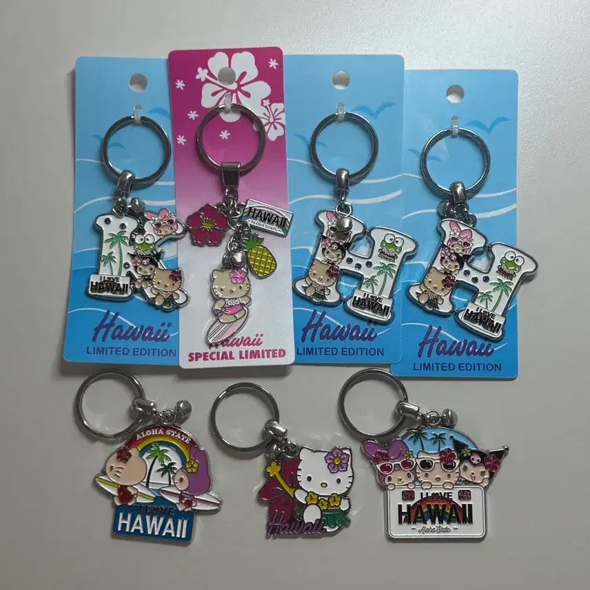 [BUNJANG] Hello Kitty 50th Anniversary Hawaiian Hula Initial Bag Charm Keychain / 하와이 훌라키티 키티 키링 백참 참 50주년 한정판 이니셜 헬로키티 백꾸 산리오