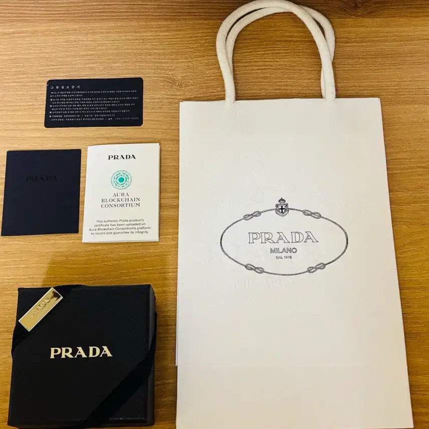 [BUNJANG] Prada Gift Box with Authenticity Card / [당일발송/정품] 프라다 기프트 박스+품질보증서