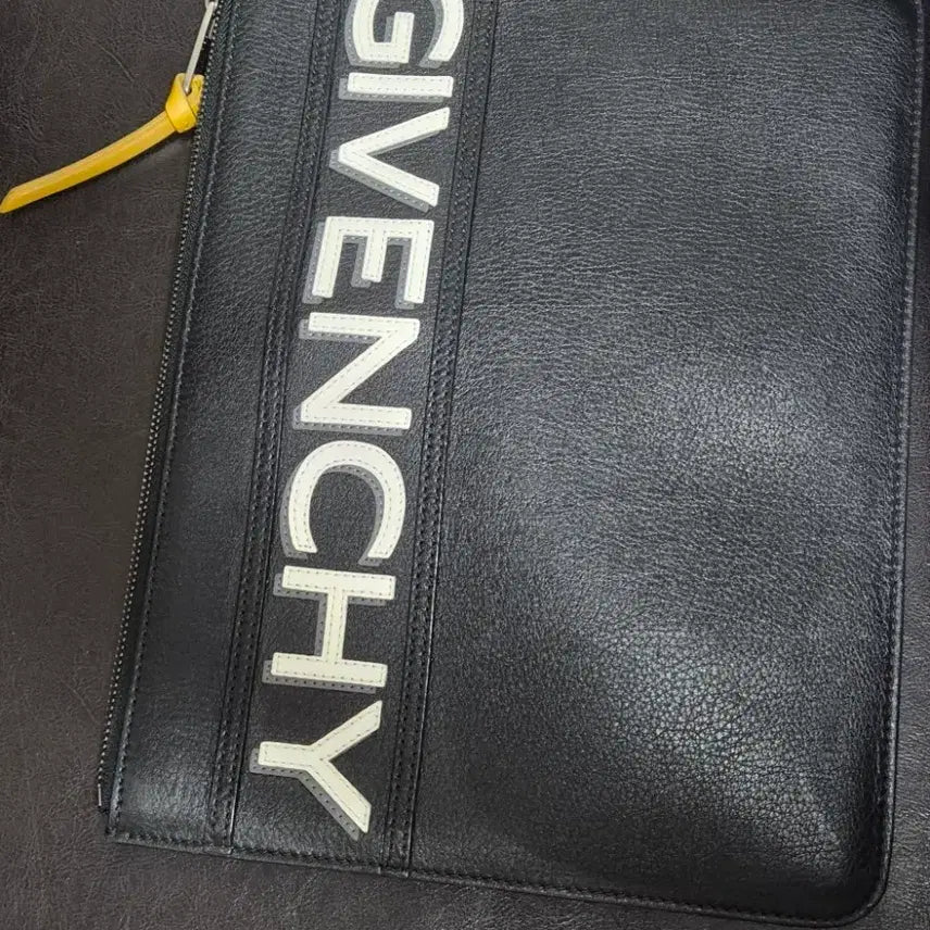 [BUNJANG] Givenchy Logo Clutch / 지방시 로고 클러치