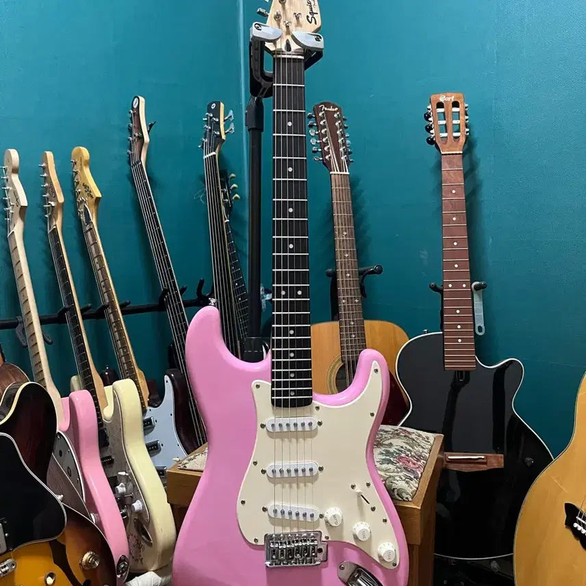 [BUNJANG] Squier Bullet Stratocaster Electric Guitar / 일렉기타 스콰이어 불렛 핑크