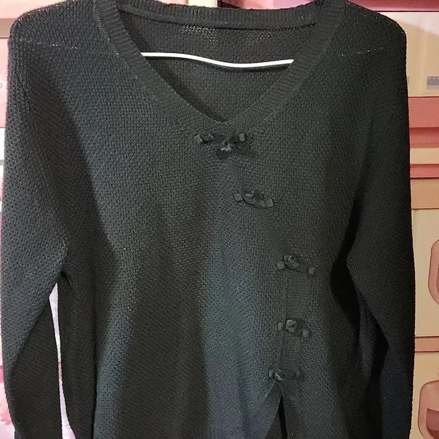[BUNJANG] Black V-Neck Butterfly Button Knit Sweater / 검정색 브이넥 나비 단추 니트 일반66잘맞아요세탁완료