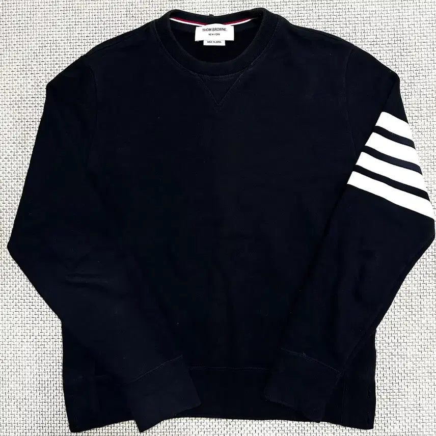 [BUNJANG] Thom Browne Striped Armband Navy Sweatshirt / [3/당일배송] 톰브라운 사선완장 네이비 맨투맨