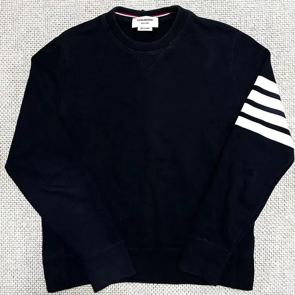 [BUNJANG] Thom Browne Striped Armband Navy Sweatshirt / [3/당일배송] 톰브라운 사선완장 네이비 맨투맨