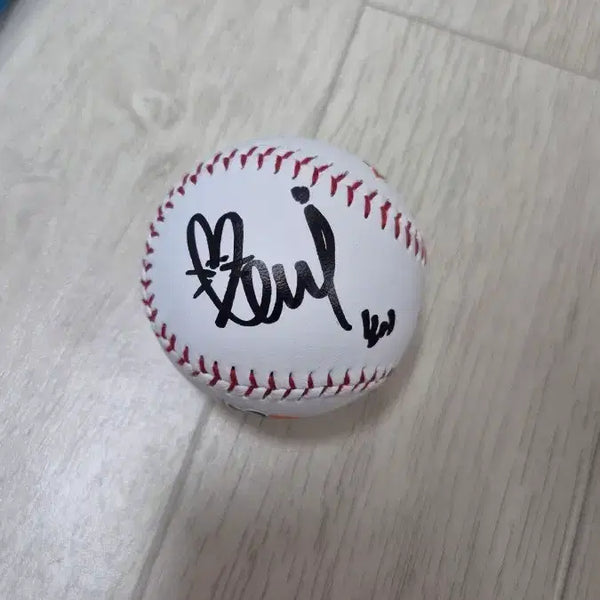 [BUNJANG] Hanwha Eagles Kim Bo-mi Autographed Baseball / 한화이글스 김보미 치어리더 싸인볼