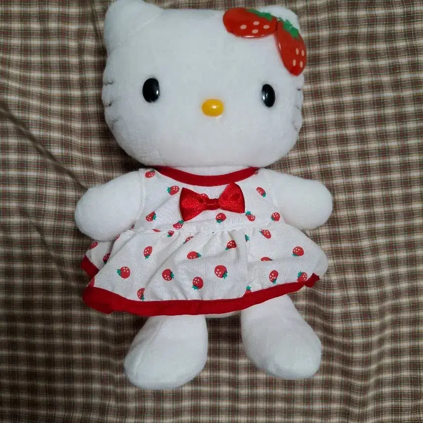 [BUNJANG] Classic Kitty Strawberry Dress Doll / 고전 키티 인형 딸기 원피스