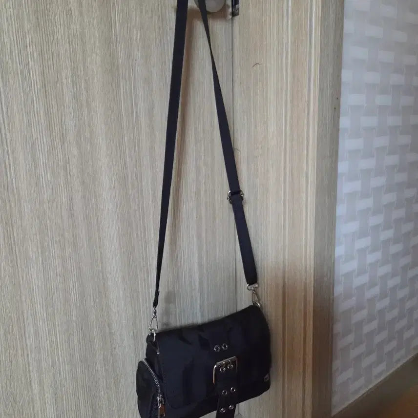 [BUNJANG] Black Shoulder Bag with Buckle Detail / 블랙 숄더백 버클 장식