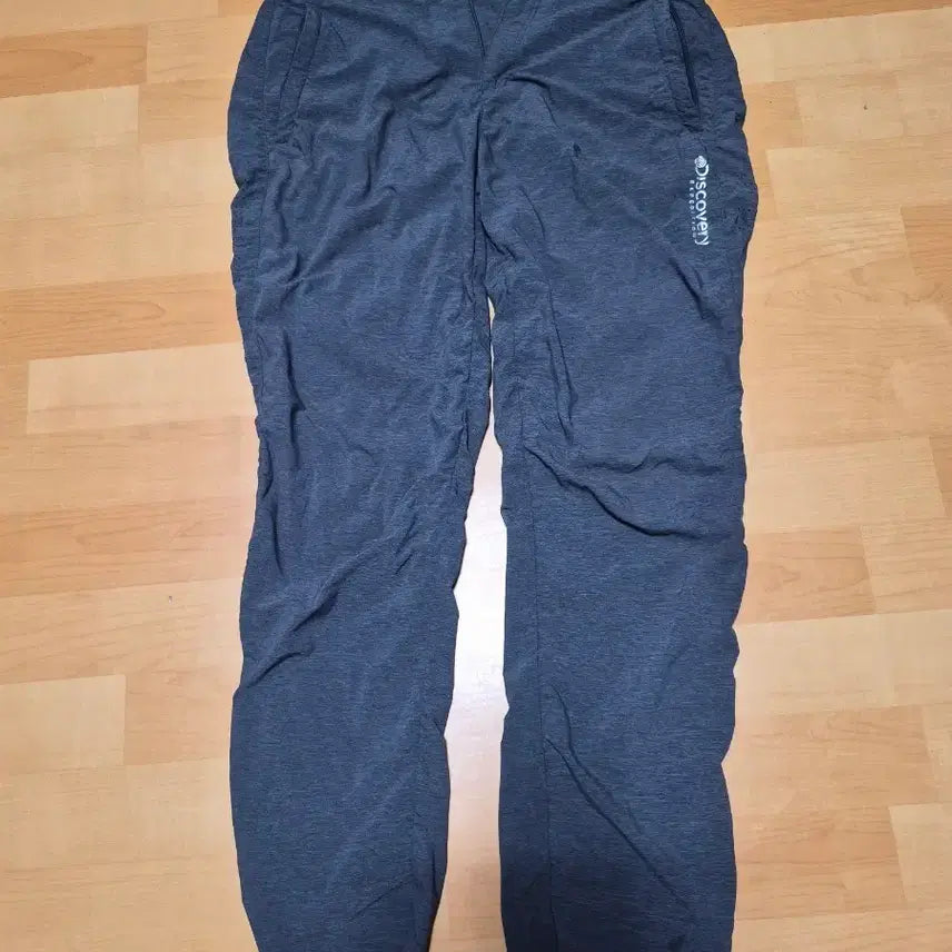 [BUNJANG] Discovery Expedition Men's Logo Jogger Pants Grey / 디스커버리 익스페디션 남성 바지 그레이