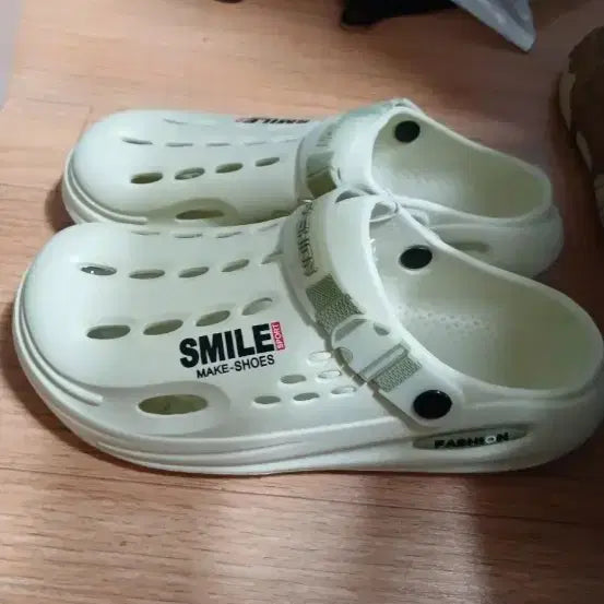 [BUNJANG] Crocs Ivory 'SMILE MAKE-SHOES' Logo Clogs (Size 270) / 크록스 270 새것 팝니다