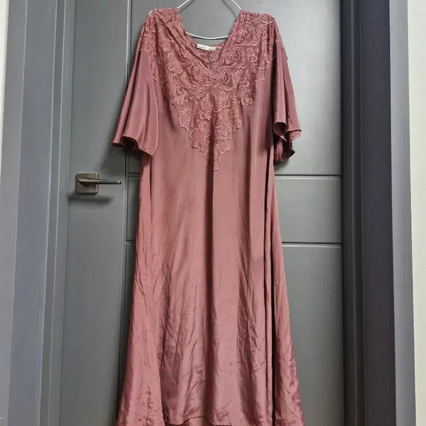 [BUNJANG] Embroidered Flare Sleeve Long Pajamas / 자수 가득 나팔소매 롱드레스 잠옷 55ㅡ77.      92