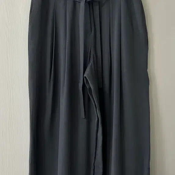 [BUNJANG] Kindabeige Viana Linen Strap Pintuck Slacks / 킨다베이지 비아나 린넨 스트랩 핀턱 슬랙스 [새 제품]