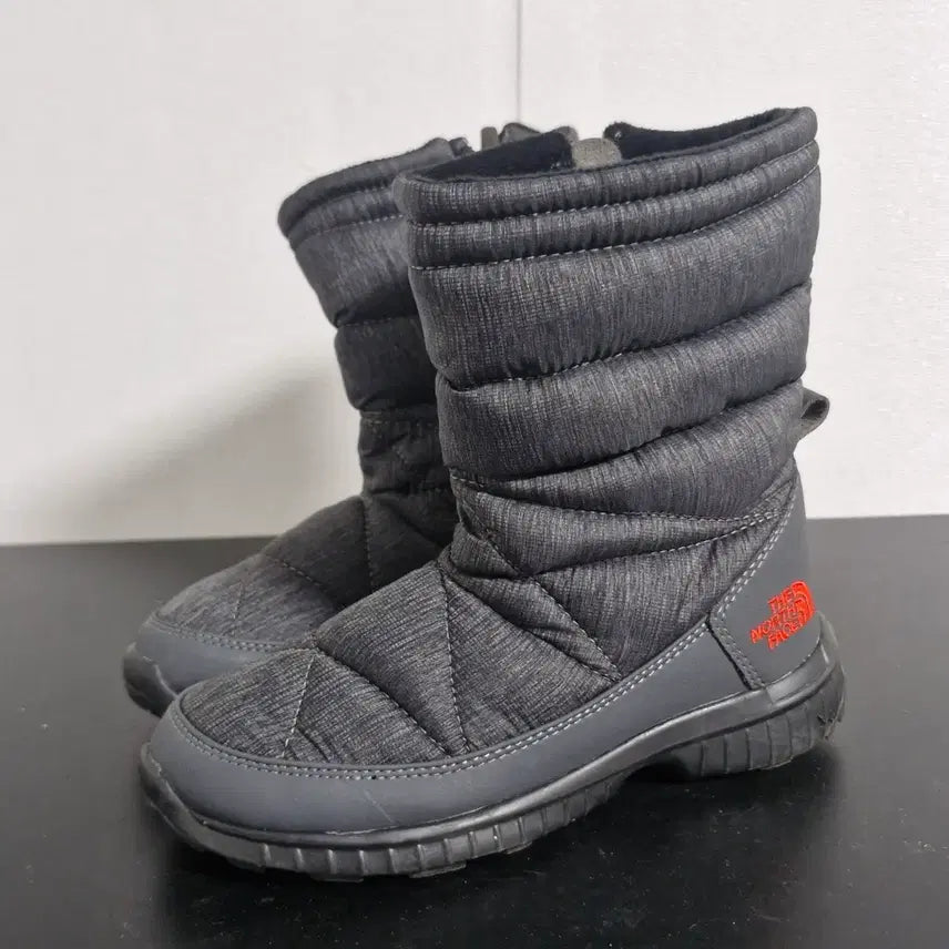 [BUNJANG] The North Face Short Padded Boots Grey / 노스페이스 숏패딩 부츠 그레이(220)